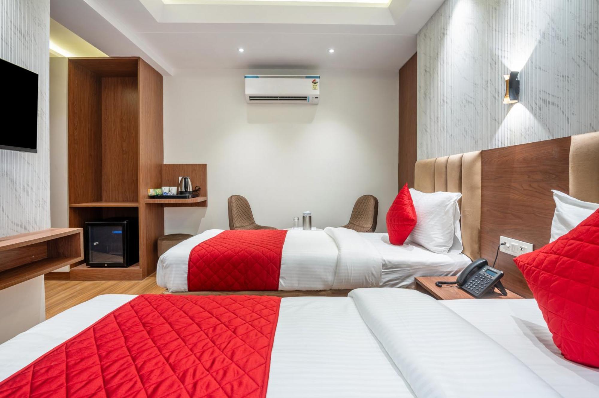 Hotel Avaas - Faiz Road Karol Bagh Делхи Екстериор снимка