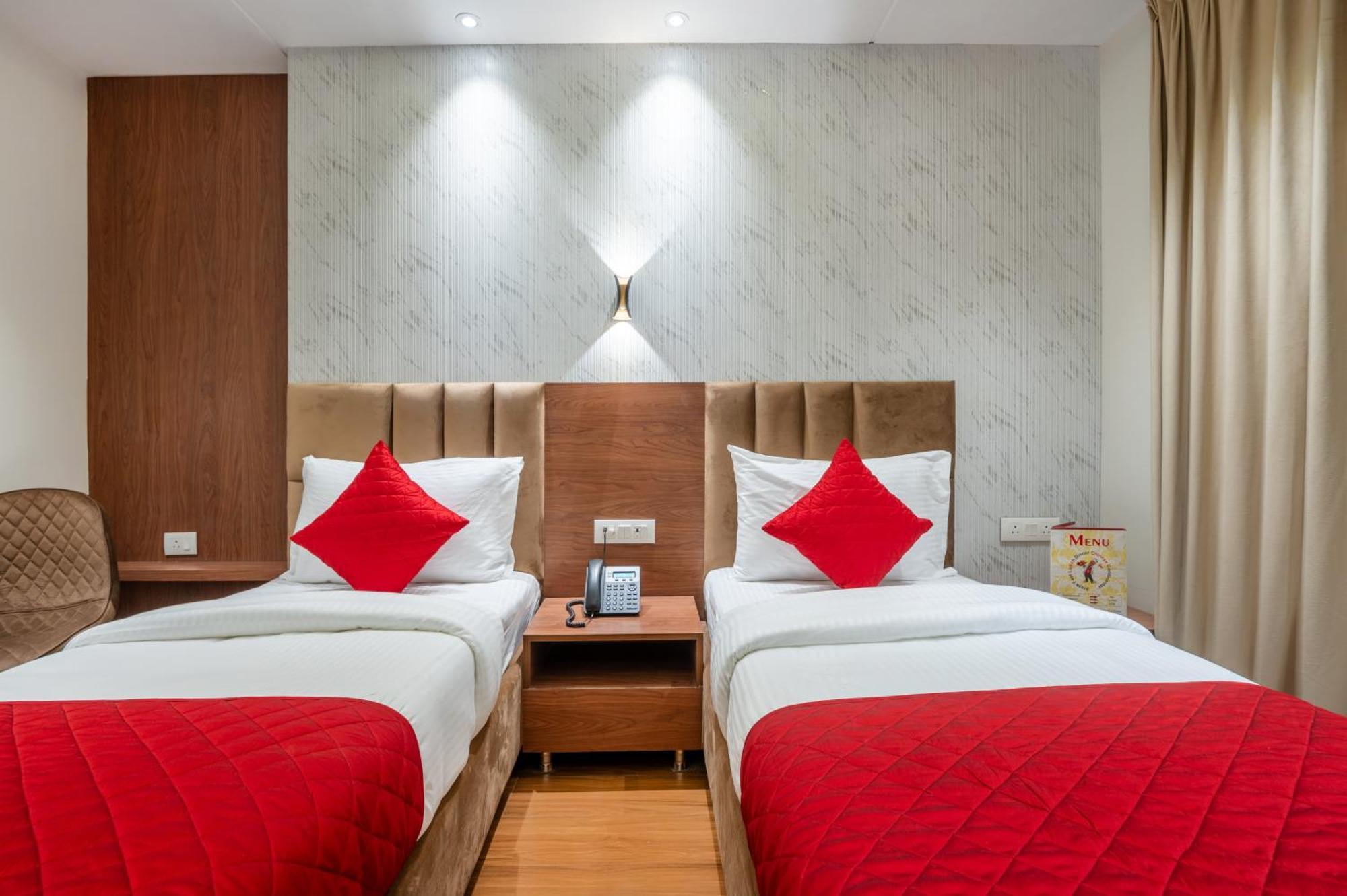 Hotel Avaas - Faiz Road Karol Bagh Делхи Екстериор снимка
