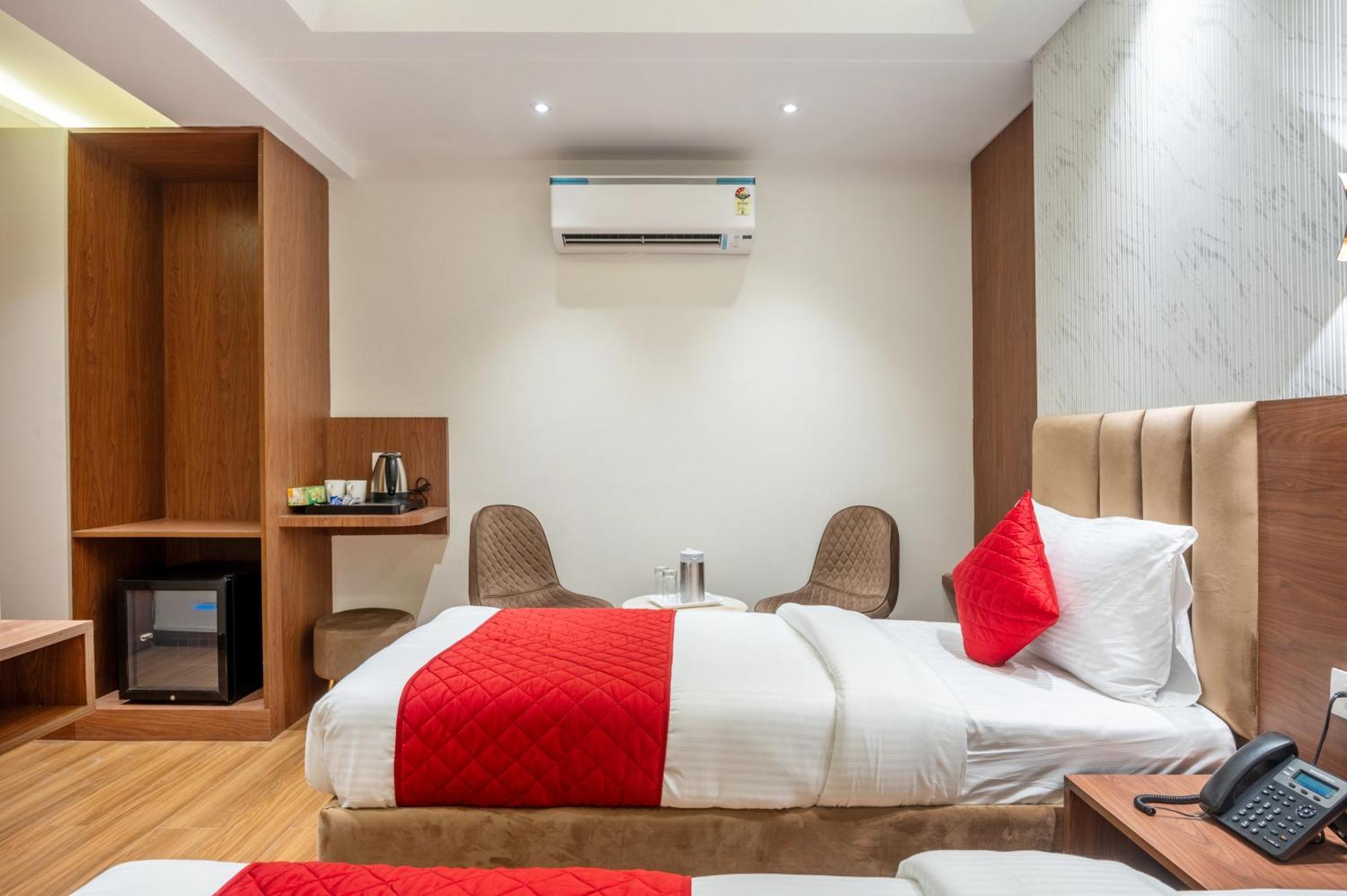 Hotel Avaas - Faiz Road Karol Bagh Делхи Екстериор снимка