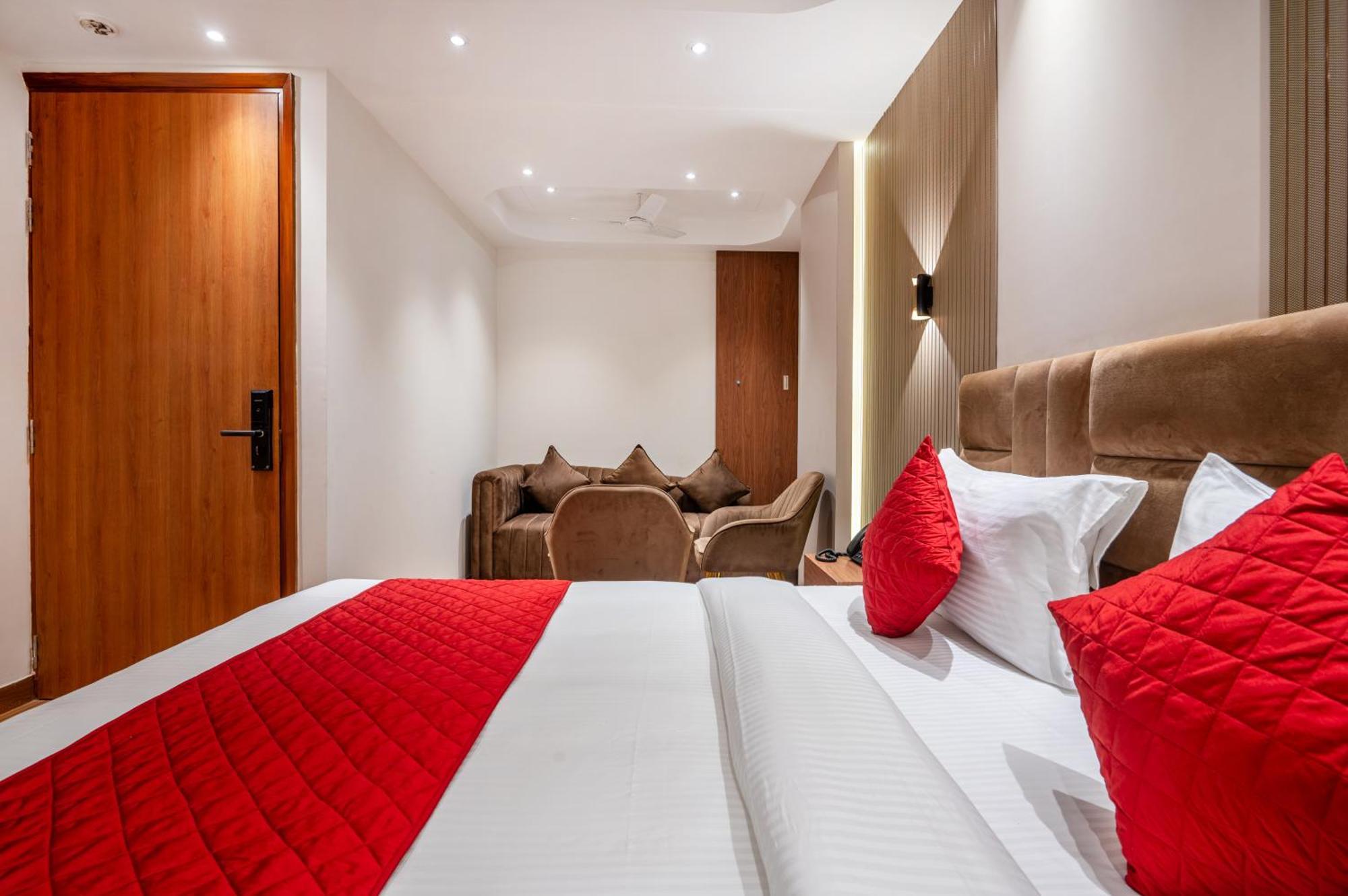 Hotel Avaas - Faiz Road Karol Bagh Делхи Екстериор снимка