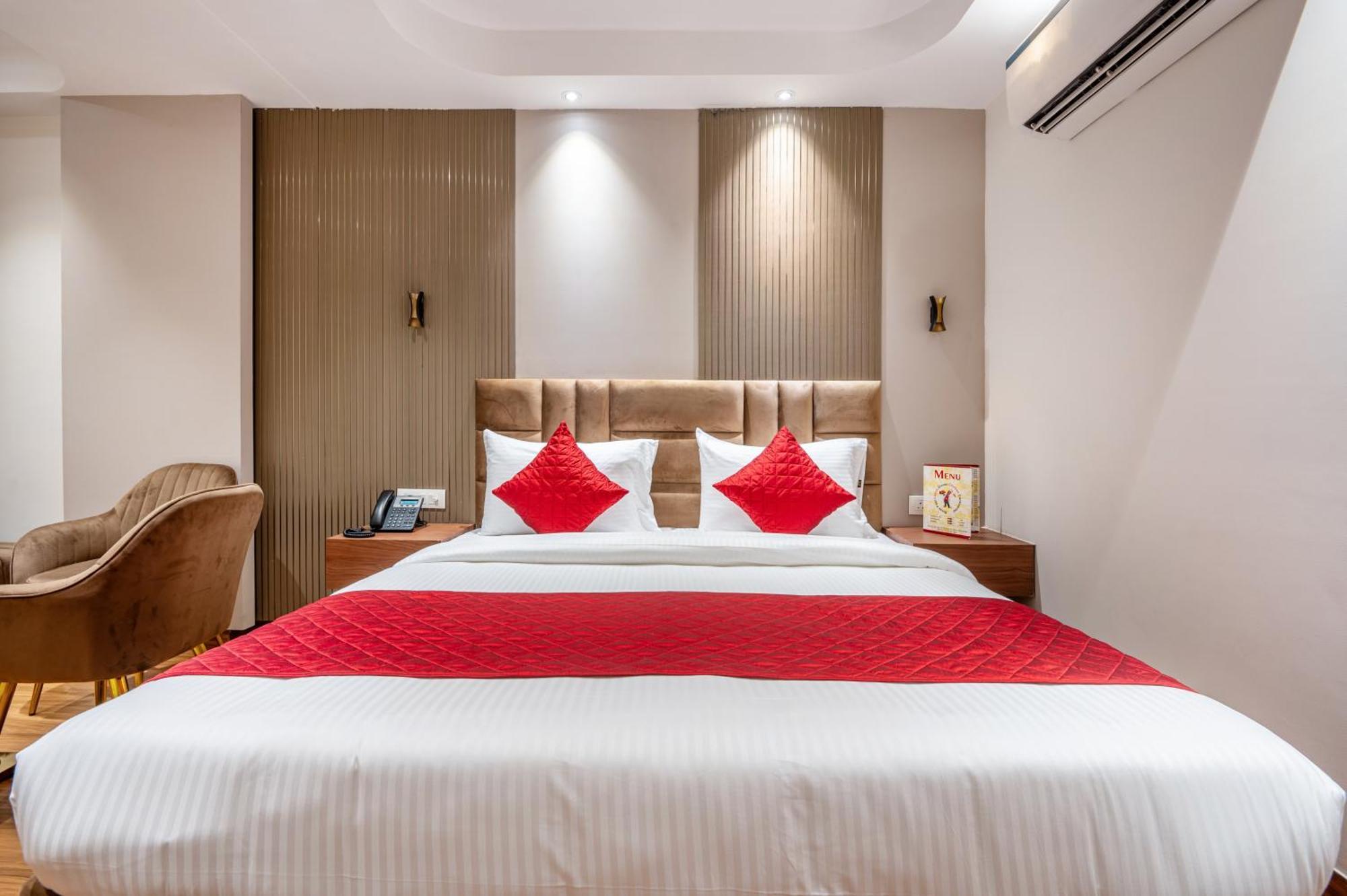 Hotel Avaas - Faiz Road Karol Bagh Делхи Екстериор снимка