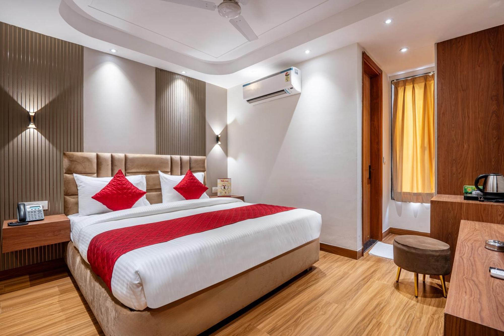 Hotel Avaas - Faiz Road Karol Bagh Делхи Екстериор снимка