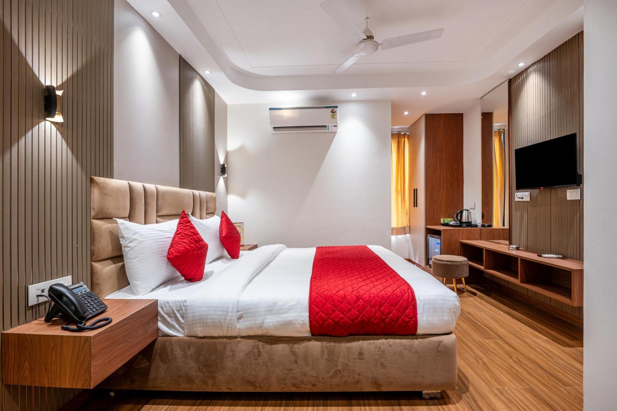 Hotel Avaas - Faiz Road Karol Bagh Делхи Екстериор снимка