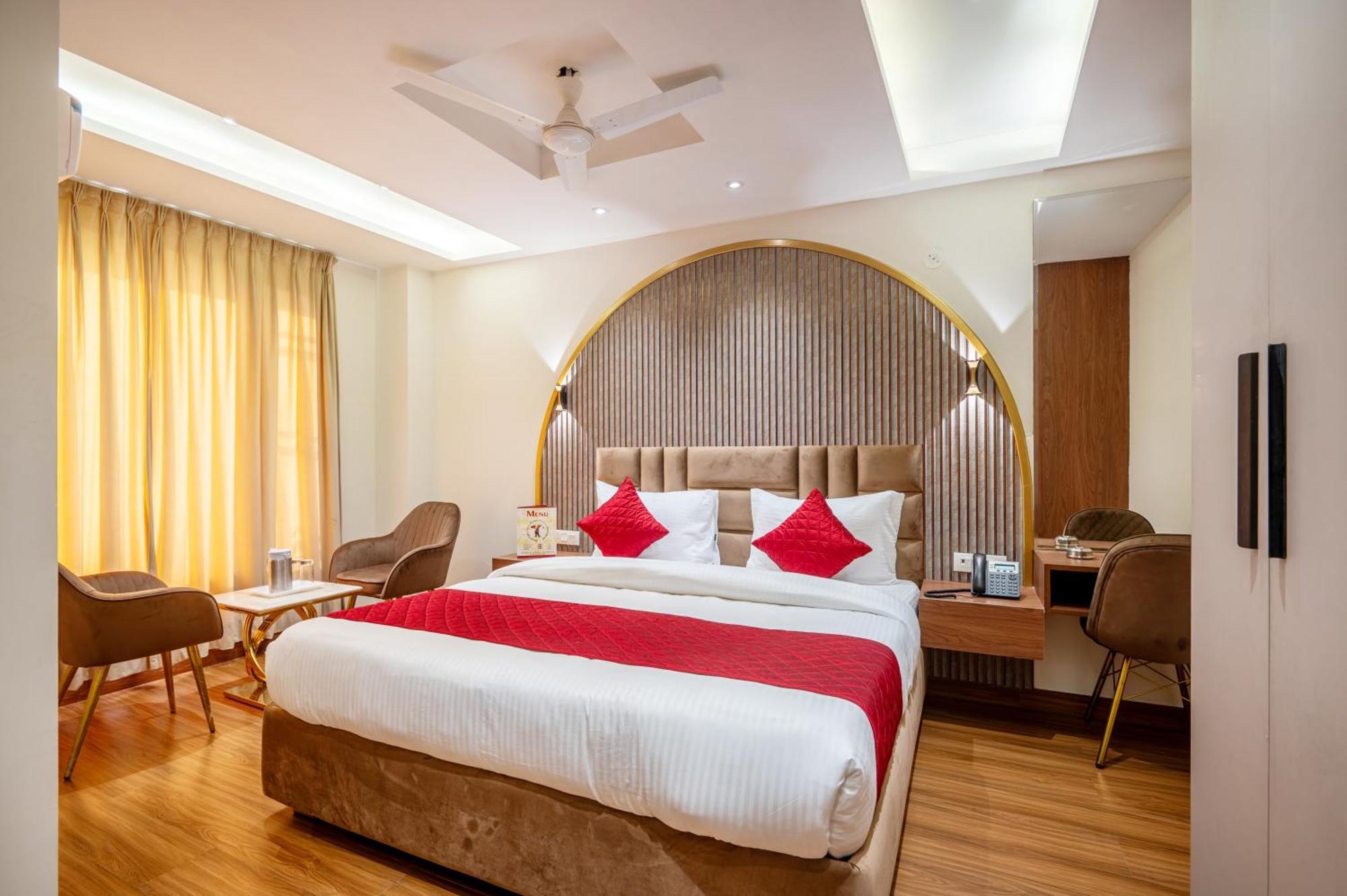 Hotel Avaas - Faiz Road Karol Bagh Делхи Екстериор снимка