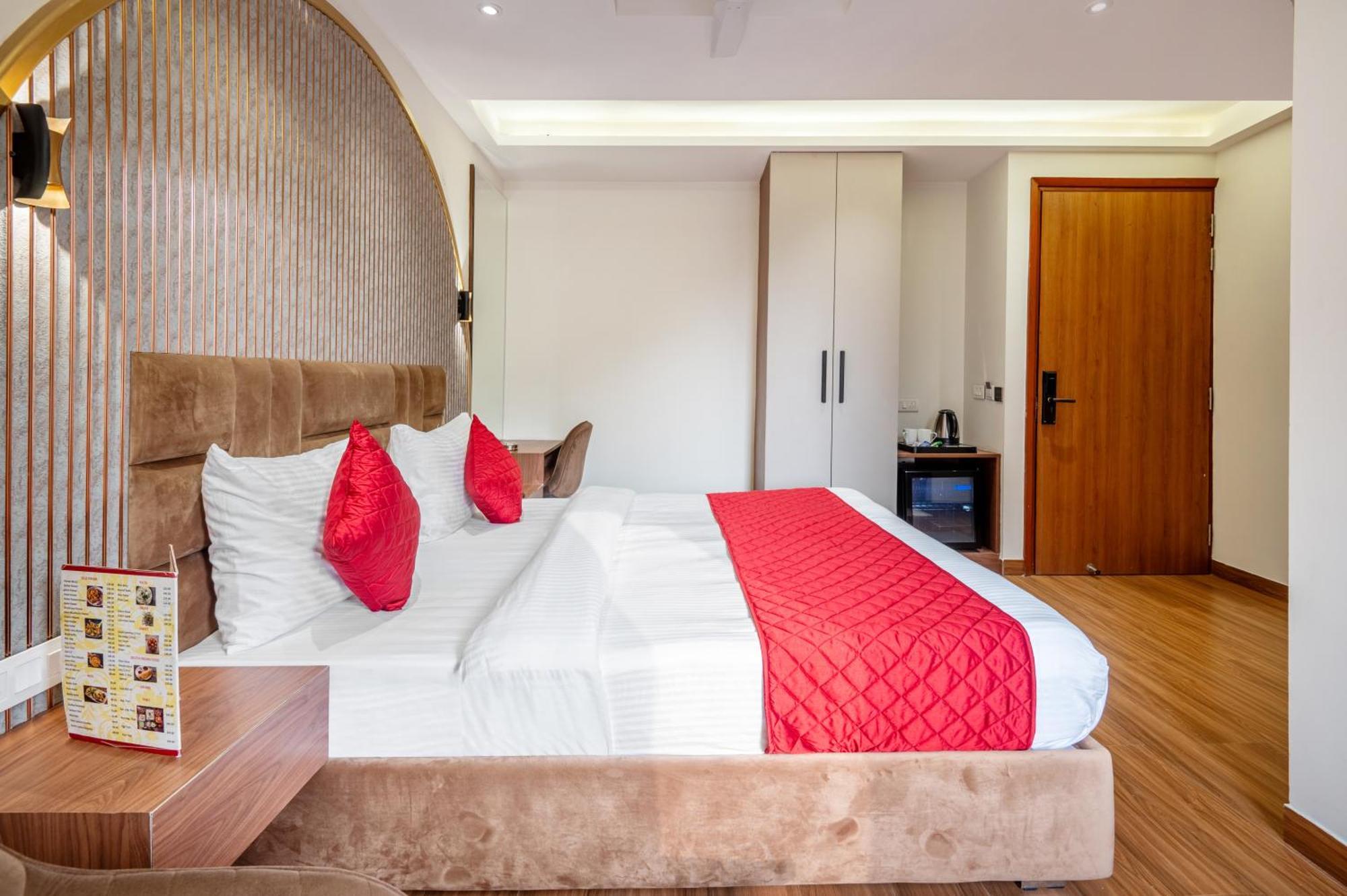 Hotel Avaas - Faiz Road Karol Bagh Делхи Екстериор снимка