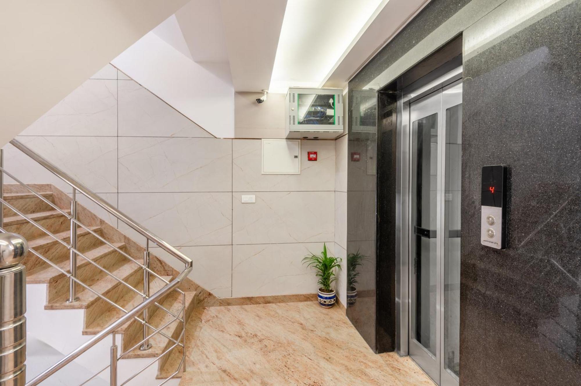 Hotel Avaas - Faiz Road Karol Bagh Делхи Екстериор снимка