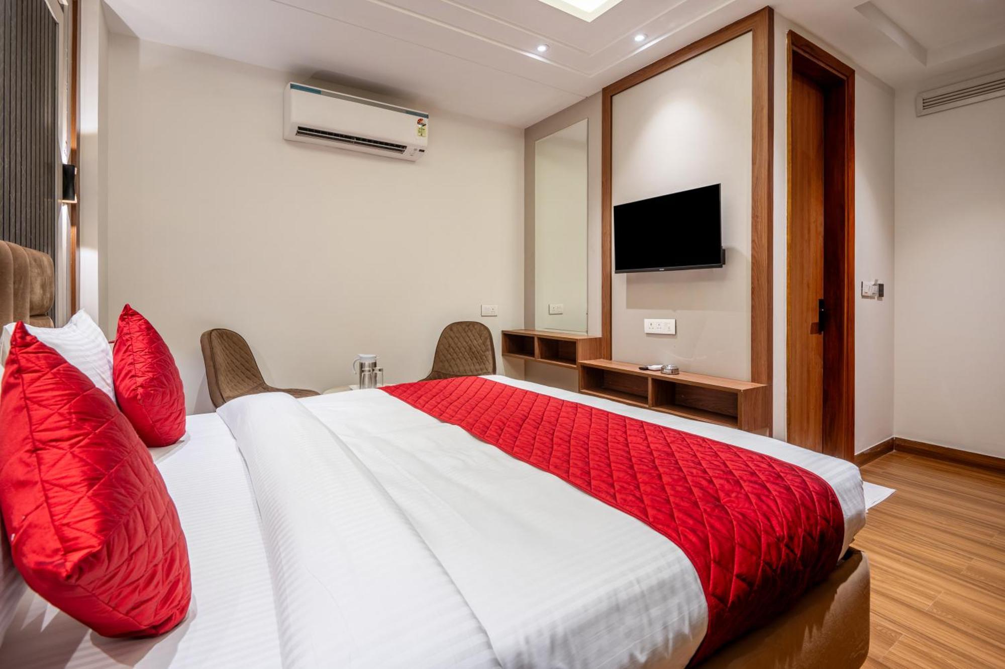 Hotel Avaas - Faiz Road Karol Bagh Делхи Екстериор снимка