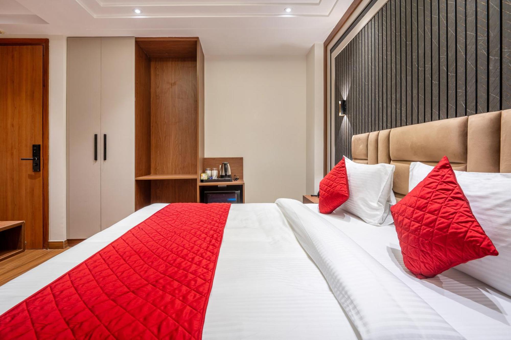 Hotel Avaas - Faiz Road Karol Bagh Делхи Екстериор снимка