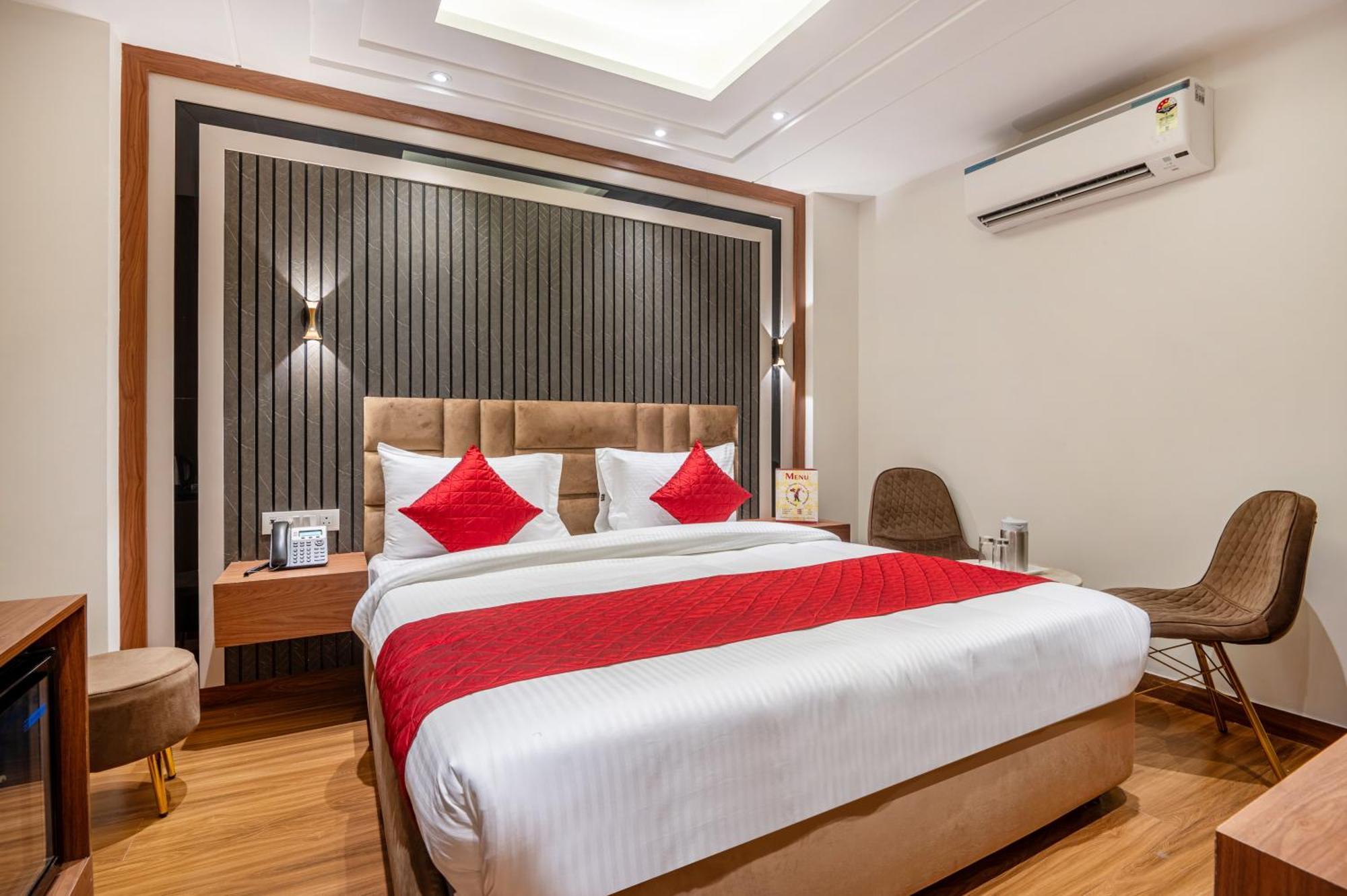 Hotel Avaas - Faiz Road Karol Bagh Делхи Екстериор снимка